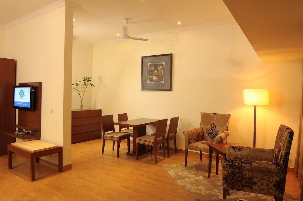 Отель Ahuja Residency Sunder Nagar Нью-Дели Экстерьер фото
