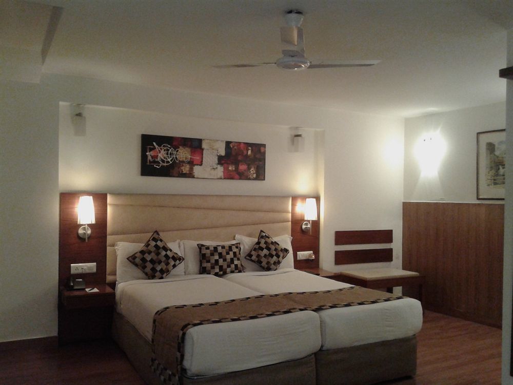 Отель Ahuja Residency Sunder Nagar Нью-Дели Экстерьер фото