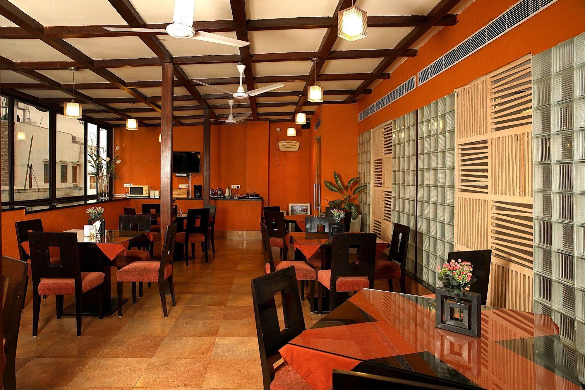 Отель Ahuja Residency Sunder Nagar Нью-Дели Экстерьер фото