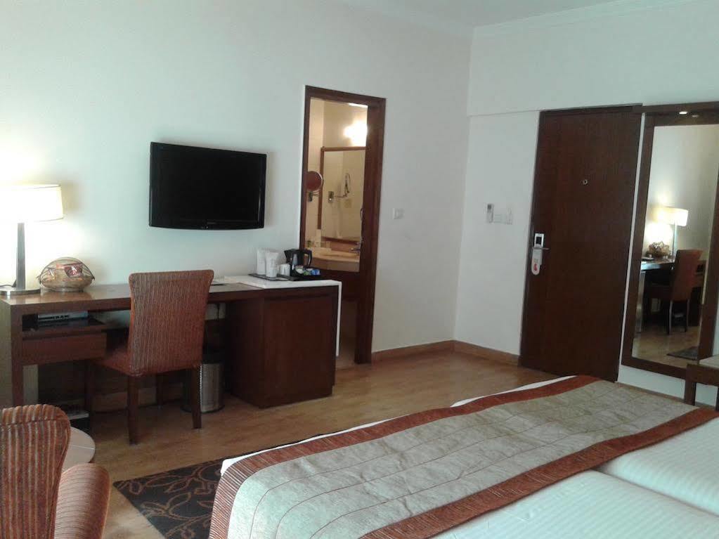 Отель Ahuja Residency Sunder Nagar Нью-Дели Экстерьер фото
